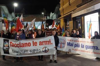 Un anno dall&#039;invasione dell&#039;Ucraina, alla Spezia fiaccolata dei pacifisti