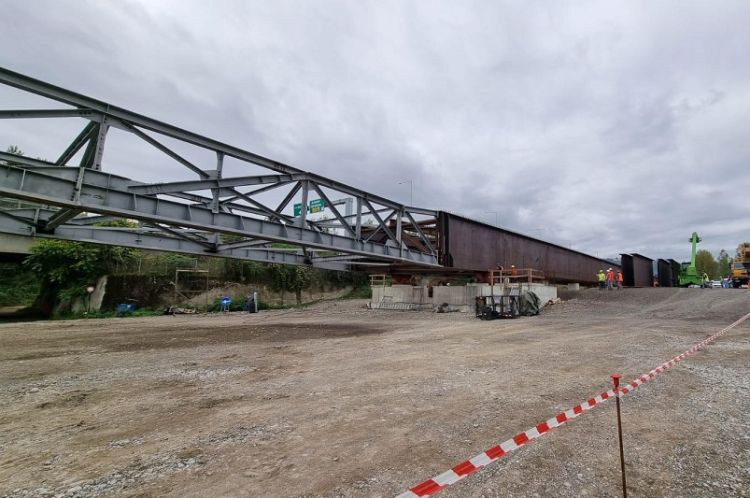 Tutto pronto per il varo del secondo tratto dell'impalcato sul fiume Magra