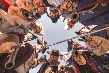 Canti marinareschi, avventure oceaniche dal passato e birra artigianale a Porto Mirabello