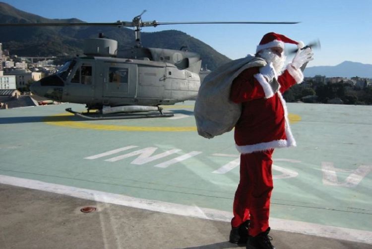 In elicottero con Babbo Natale per portare doni ai bambini al Gaslini: il ricordo di un Natale speciale