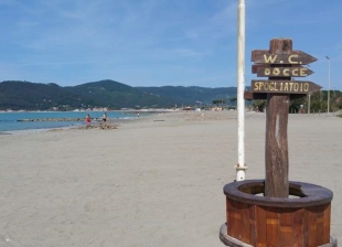 &quot;Cosa c&#039;è dietro l&#039;affidamento in gestione della principale spiaggia libera di Sarzana alla Marinella Beach srl?&quot;