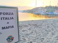 &quot;Forza Italia=Mafia&quot;, contestazione per l&#039;arrivo di Toti alle Grazie