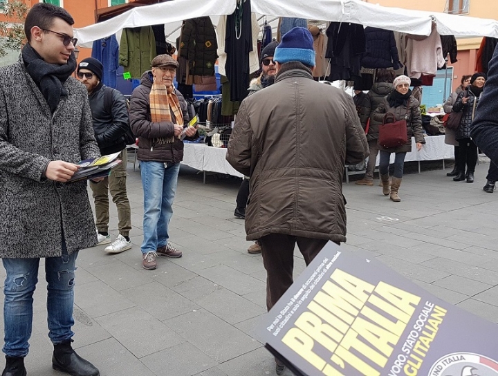 Politiche 2018, gazebo di CasaPound a Sarzana