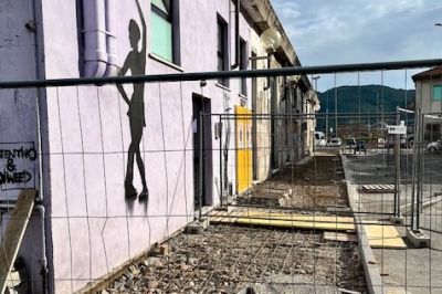 Sarzana, piazza Terzi: aperto il cantiere per il rifacimento dei marciapiedi