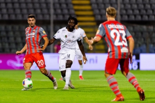 Nzola durante la partita contro la Cremonese