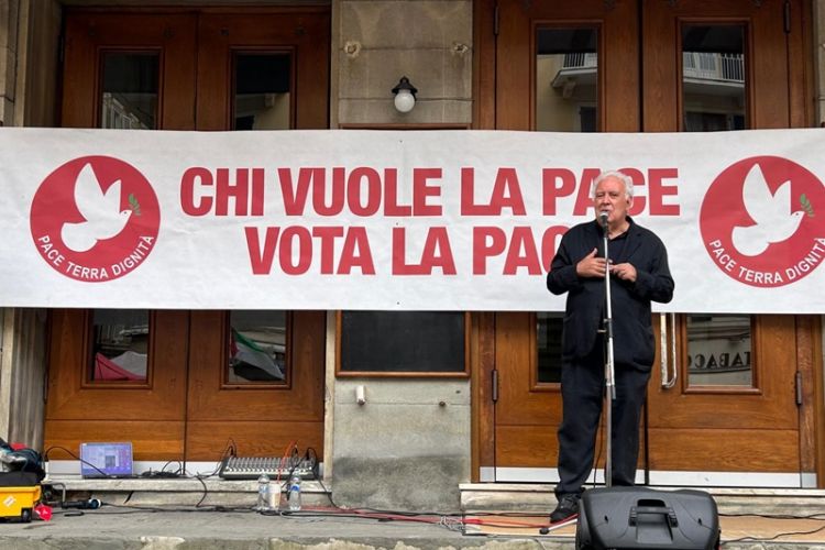 Michele Santoro insieme a Bice Parodi alla Spezia per presentare Pace, Terra e Dignità: “le Armi ci tolgono la voce”