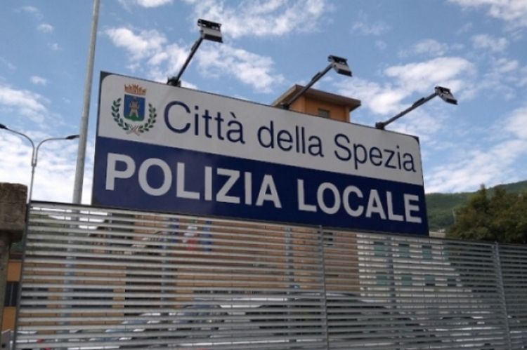 Circola con l&#039;autocarro già sequestrato, ancora senza assicurazione e con la patente in corso di revoca