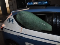 Rissa in Piazza Brin: un 20enne finisce in manette e distrugge l&#039;auto della Polizia (foto)