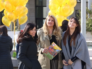 Un momento della cerimonia. Manuela Gagliardi, Patrizia Saccone e Giulia Giorgi