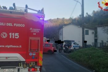 Incidente tra due auto sulla SS330 a Vezzano Ligure, l&#039;intervento dei Vigili del Fuoco
