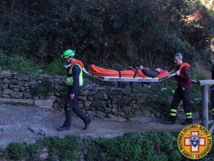 Turista cade su un sentiero a Monterosso e si frattura una caviglia