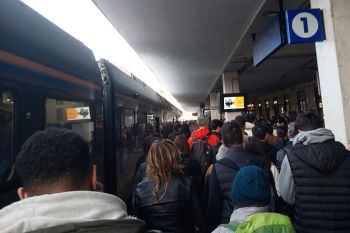 Pasquetta alle Cinque Terre: stazioni gremite, treni pieni e &quot;mugugni&quot; sui costi per chi cerca alternative