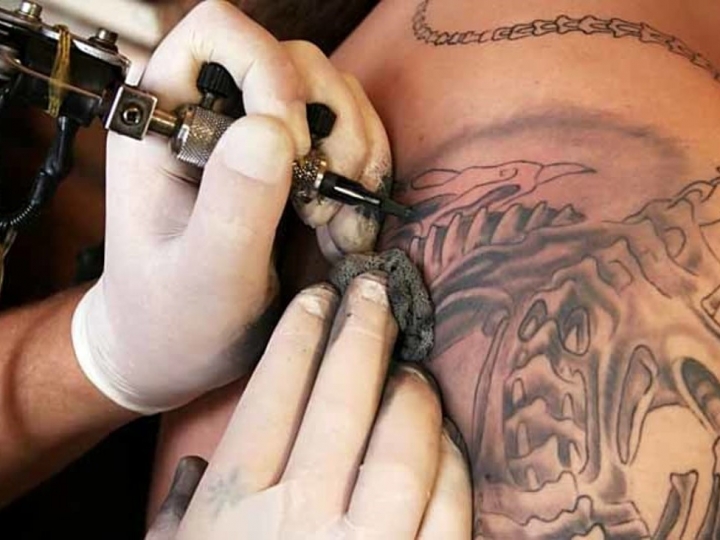 Tatuaggi, piercing e trucco permanente: arriva il corso di Cna