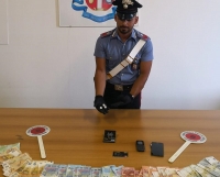 Sarzana, tenta di sfuggire al posto di blocco nascondendosi sotto una coperta