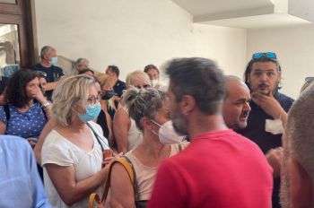 La protesta degli OSS fuori dalla sala del Consiglio comunale della Spezia