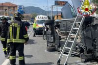 Incidente in via Carducci, estratti due bambini e la madre dall&#039;auto ribaltata