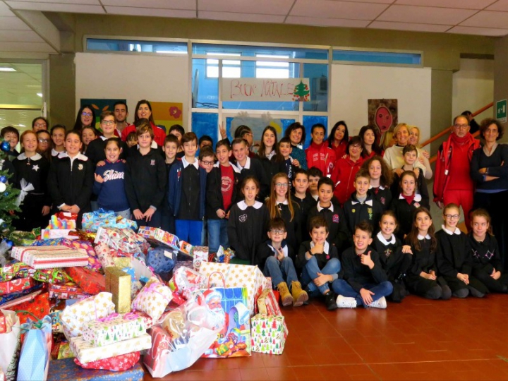 I 210 alunni della scuola primaria del Favaro donano centinaia di regali ai bambini assistiti dalla Croce Rossa (foto)