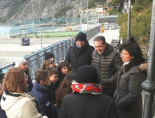 Il sindaco di Monterosso ascolta le richieste degli studenti delle elementari