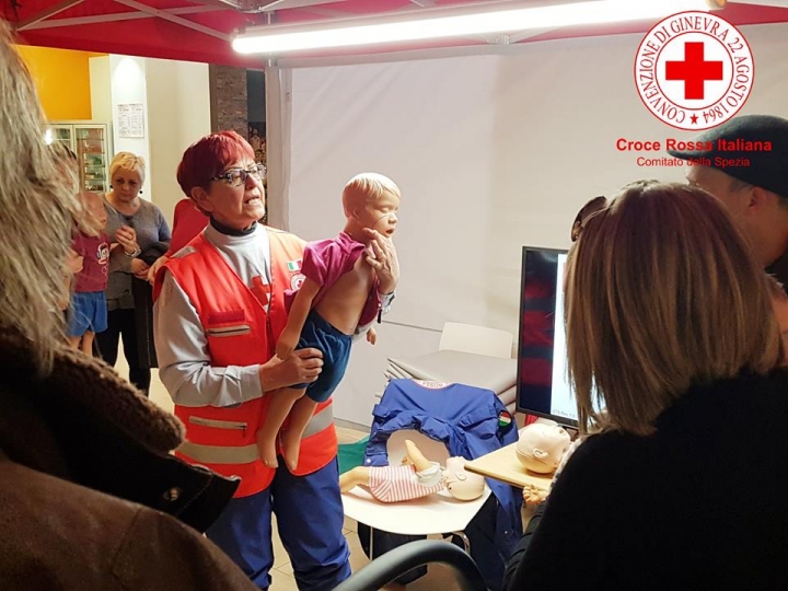 I centri commerciali uniti per la Croce Rossa: raccolta fondi per acquistare nuove ambulanze