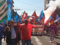 Lavoratori del porto in corteo: “Vogliamo il rinnovo del contratto!”