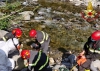 Bloccato in mezzo alla corrente del fiume con la gamba schiacciata da un masso