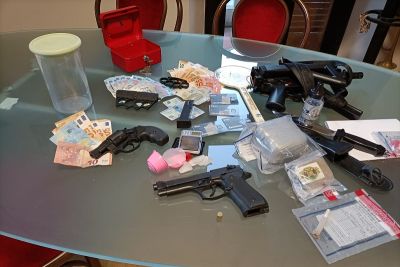 Pubblicano video con armi, droga e soldi: dopo la perquisizione finiscono nei guai