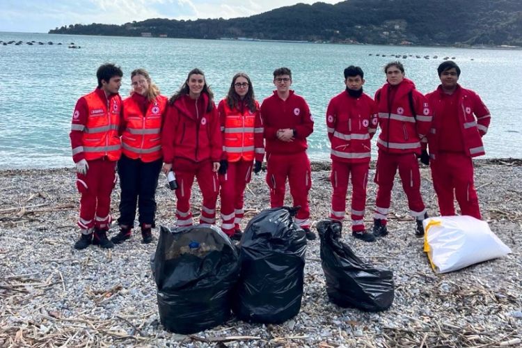 I volontari della Croce Rossa ripuliscono dai rifiuti le spiagge di Porto Venere