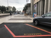 Parcheggio in Piazza Europa, spostato lo stallo &quot;rosa&quot;