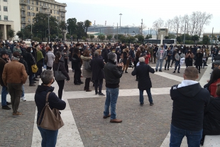 La protesta dei commercianti in piazza Europa