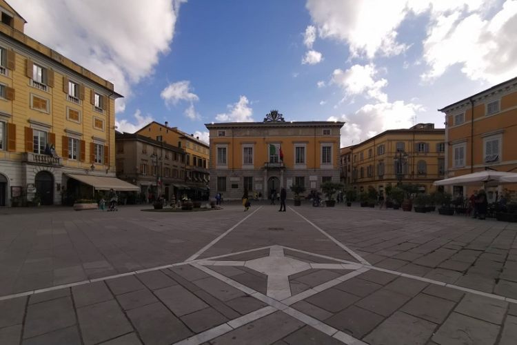 Nell'atrio di Palazzo Roderio a Sarzana la mostra  &quot;Fili d' Arte&quot;