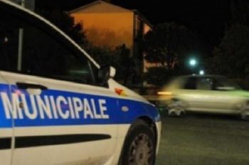 La Spezia: in area pedonale su uno scooter rubato, minaccia e picchia gli agenti della Polizia Locale