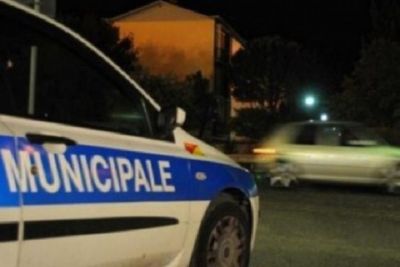 La Spezia: in area pedonale su uno scooter rubato, minaccia e picchia gli agenti della Polizia Locale