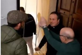 I caroselli dei tifosi tra l&#039;inno dello Spezia e il suono delle campane