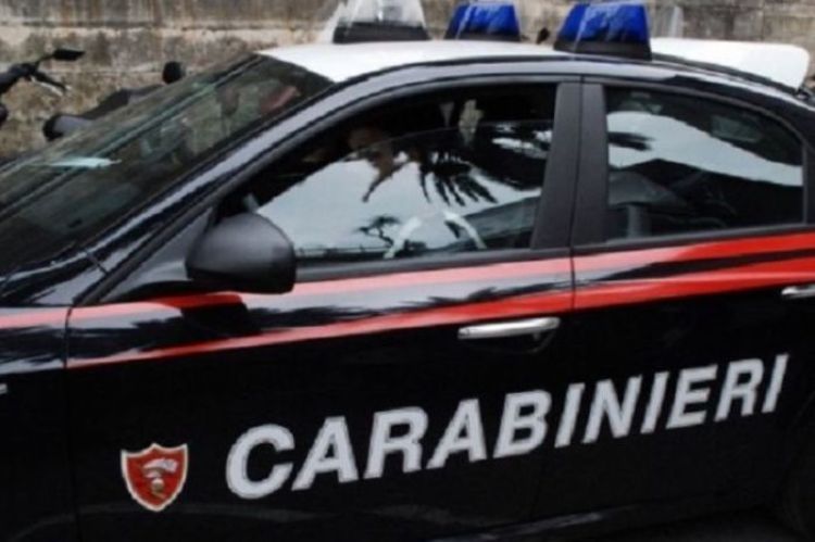 Chiede soldi per restituire un Iphone rubato, all&#039;arrivo dei Carabinieri brandisce una roncola. Denunciato