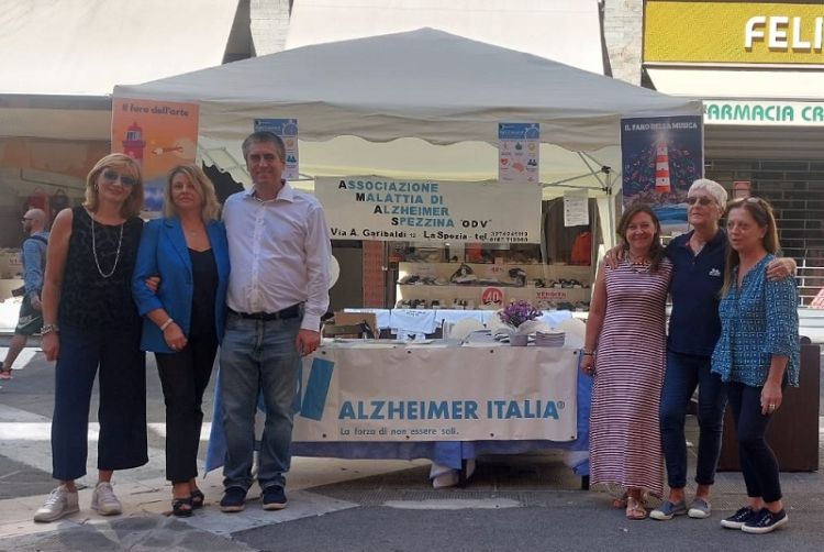 Giornata mondiale dell&#039;Alzheimer, alla Spezia un gazebo informativo e Palazzo Civico si tinge di viola