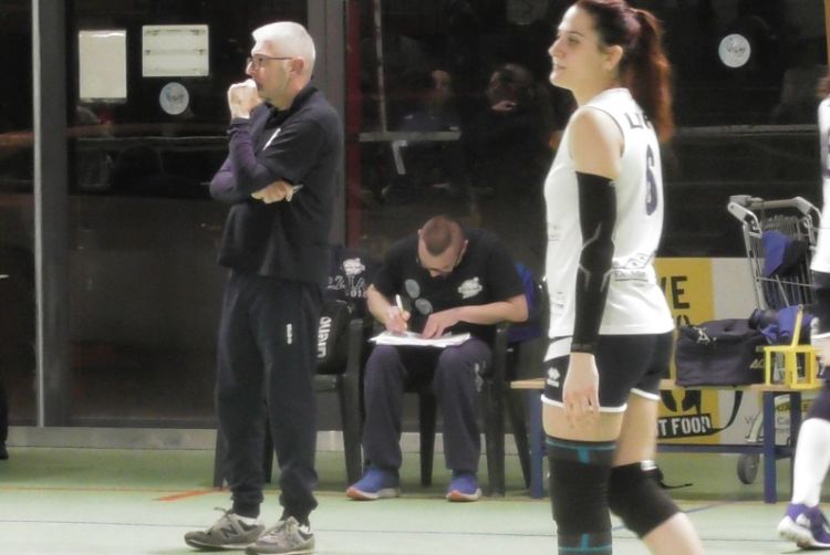 L’allenatore Stefano Menconi e Rebecca Lupi. Seduto, il viceallenatore Giacomo Martinelli