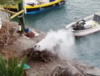 A Monterosso rifiuti di ogni tipo bruciati sulla spiaggia