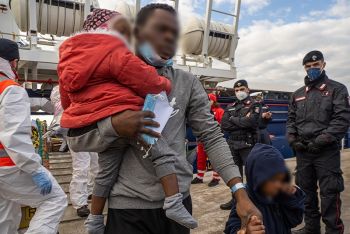Sbarcati a Carrara i 119 migranti salvati dalla Sea Watch 5