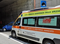 Perde il controllo dell&#039;auto e si schianta contro il muro della galleria