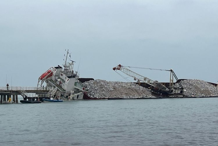 Prosegue lo svuotamento dei serbatoi della nave arenata a Marina di Massa