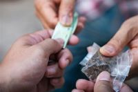 Sorpreso a spacciare hashish, droga ceduta anche ad un minorenne