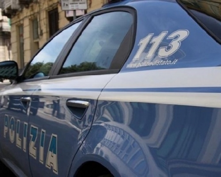 Forza la portiera di un veicolo per rubare la spesa, denunciato dalla Polizia