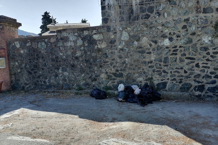 La denuncia - Monterosso, spazzatura non differenziata abbandonata in strada