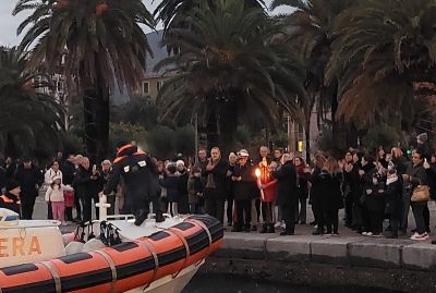 Sul Palazzo Civico della Spezia brilla la Grande Stella della Solidarietà