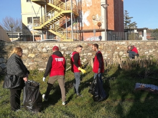 Sarzana, Casa Pound interviene allo skate park (foto e video)