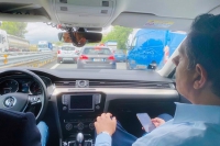 Il governatore Giovanni Toti in coda in autostrada