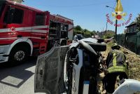 Auto si ribalta, conducente estratto dall&#039;abitacolo dai Vigili del Fuoco