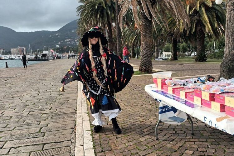 La Befana vien dal mare, con il suo carico di calze e solidarietà