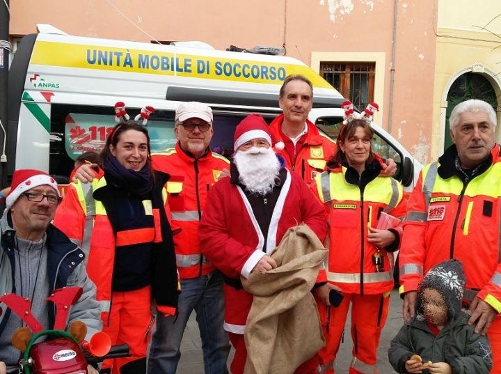 A Monterosso Babbo Natale è arrivato a bordo dell&#039;ambulanza