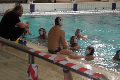 La squadra intorno a coach Sellaroli in un frangente del match